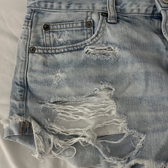 AMERICAN EAGLE Distressed Light Wash MOM Jean Shorts - Picture 2 of 10